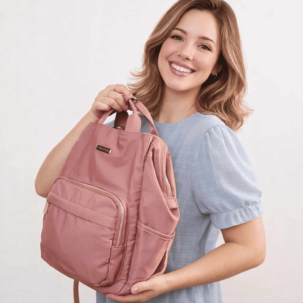 Mulher com a mochila Chenson Twill Nylon
